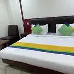 Blossoms Room Hotel Classic International -Road View- Free Breakfast